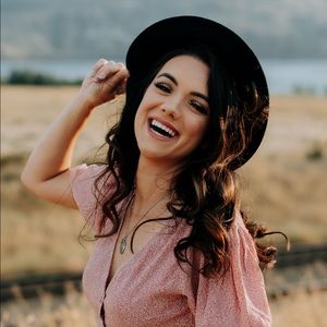 Meet your Posher, Mia